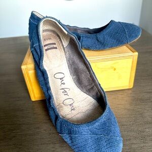 TOMS One for One Flats Women's Suede Blue Snake Print size W 7.5  Ballet Slip On